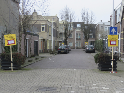 907950 Gezicht in de Verenigingdwarsstraat te Utrecht, van bij de Verenigingstraat te Utrecht, met links en rechts ...
